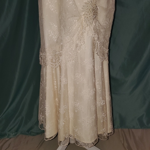 Vintage Wedding Dress - Picture 3 of 10